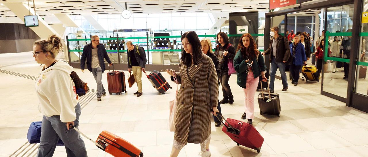 Viajeros recién llegados de la estación de Chamartín