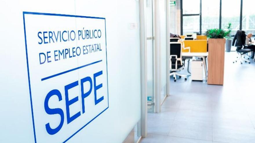 El SEPE avisa a los que van a salir de España: pueden perder su paga