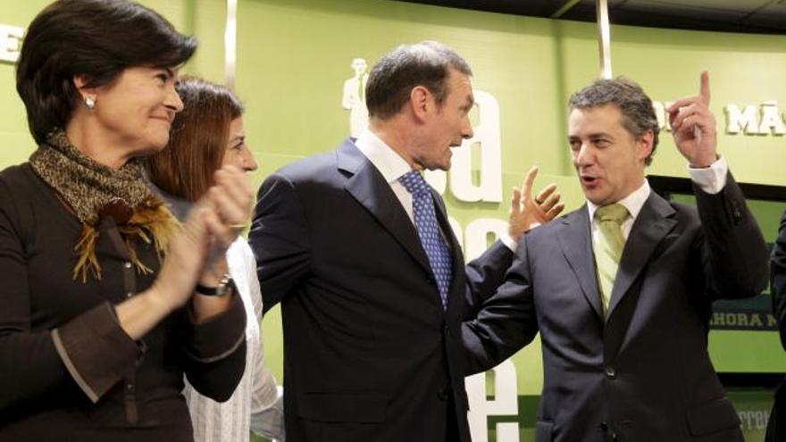 El candidato a la reelección como lehendakari, Juan José Ibarretxe acompañado por el presidente del PNV, Iñigo Urkullu, tras conocer los resultados obtenidos por su partido en las elecciones autonómicas en el País Vasco, celebradas hoy.
