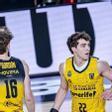 Rafa Rodríguez choca la mano con Dylan Bordón. |