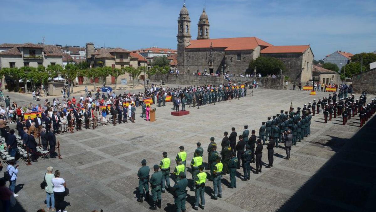 La espectacular formación, en la plaza de Fefiñáns.   | // NOÉ PARGA