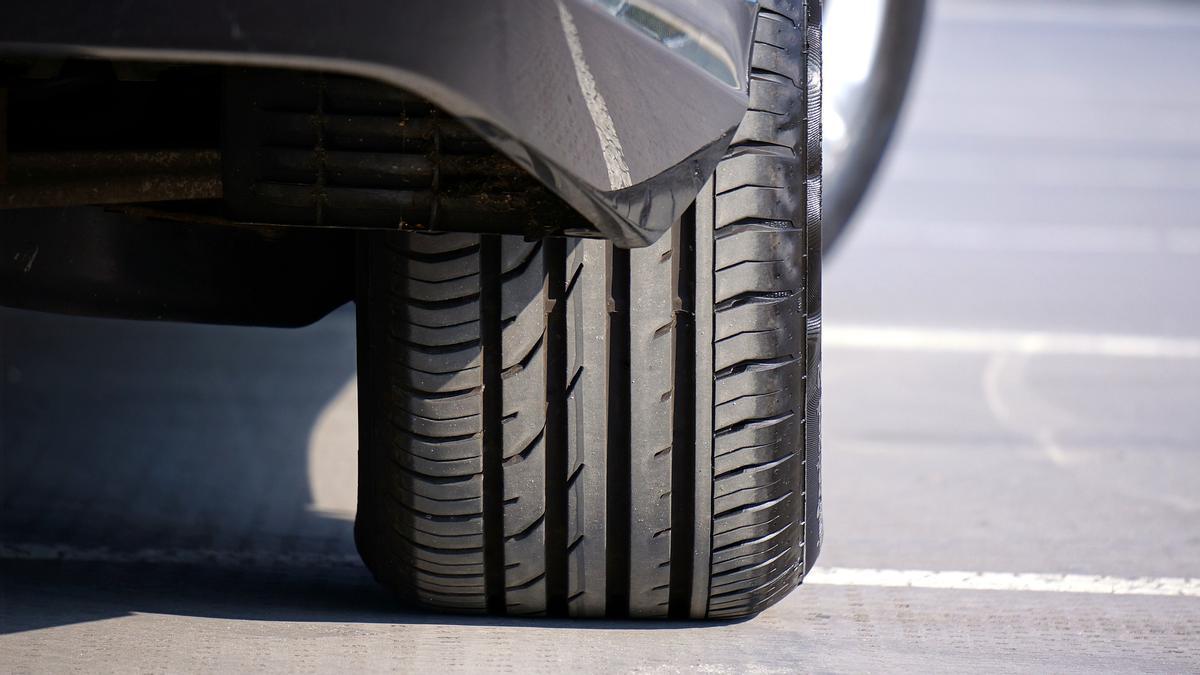 Neumáticos de un coche parado
