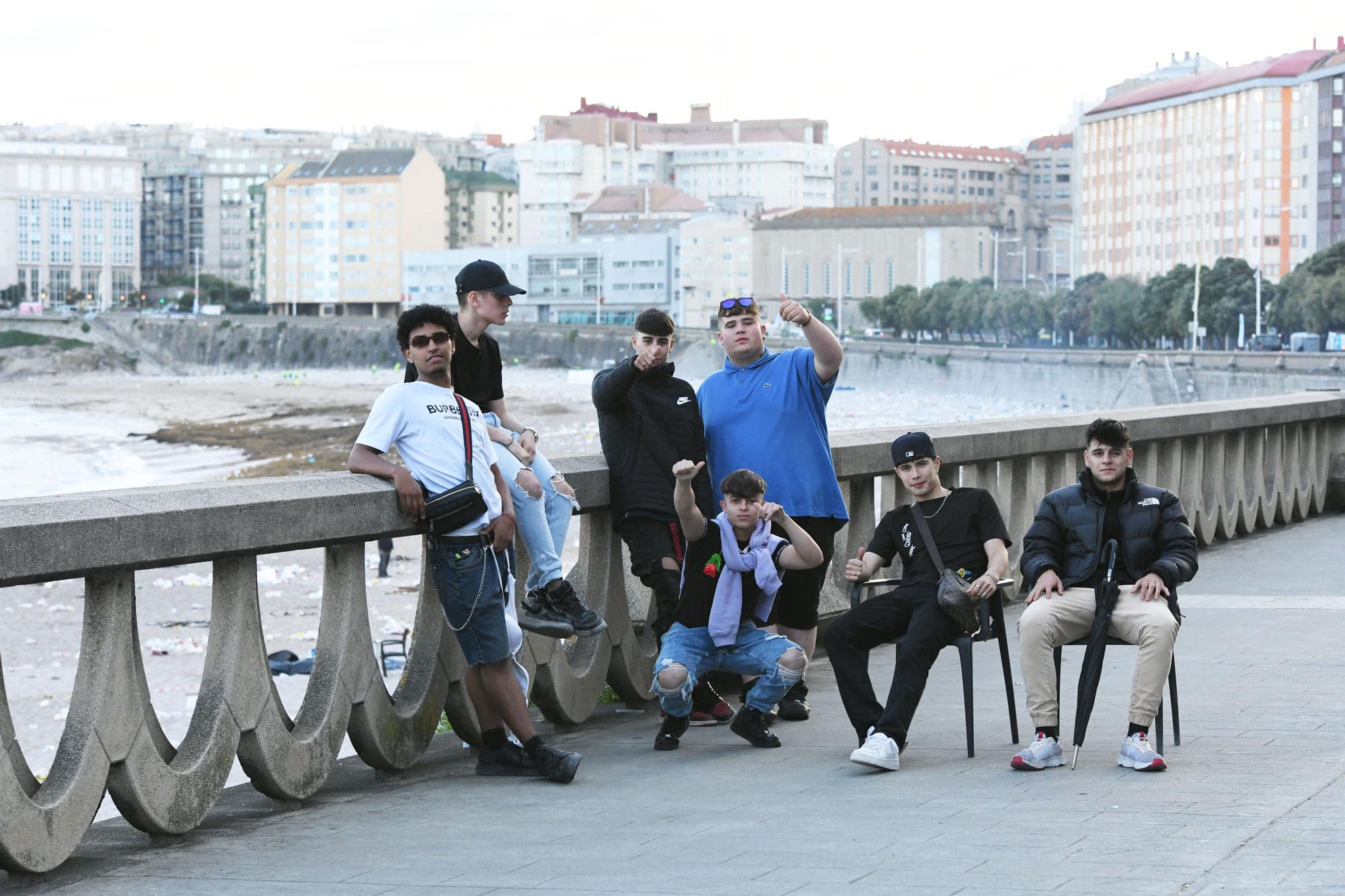 Adiós a la noche de San Juan de A Coruña: la fiesta da paso a los operarios de limpieza
