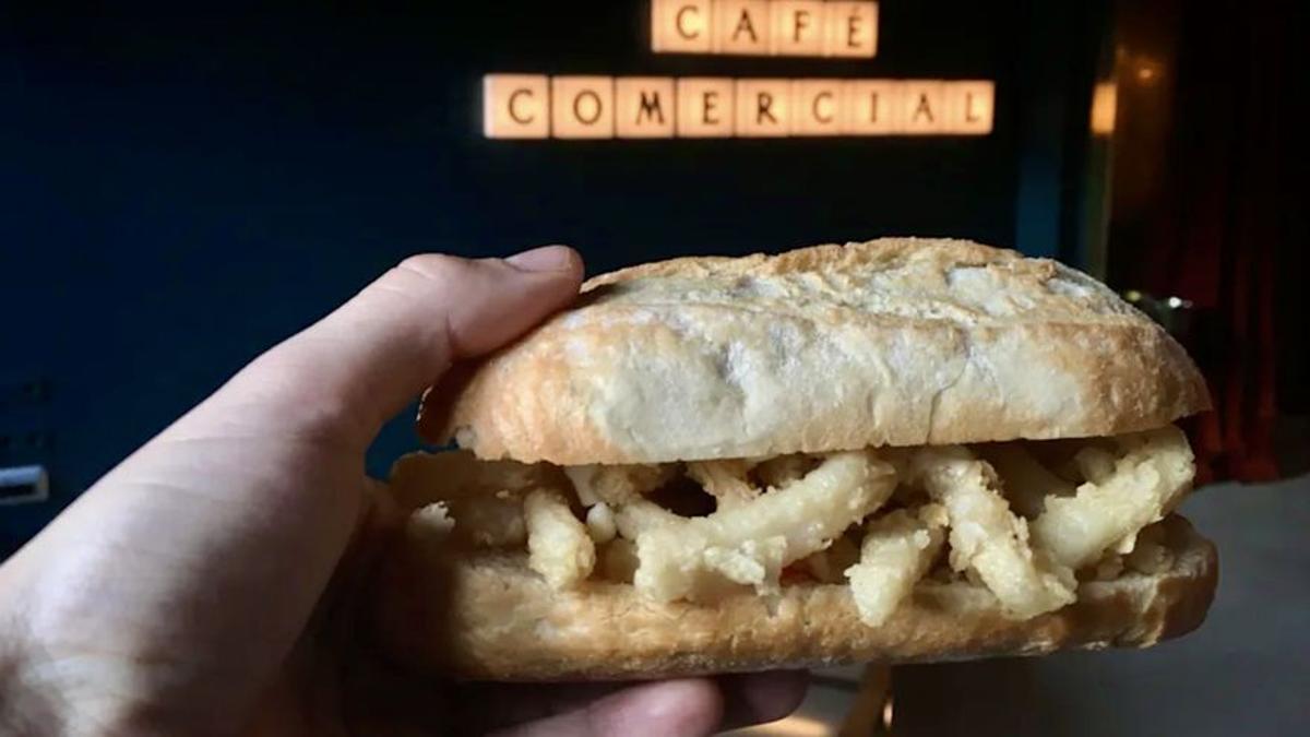 El bocadillo de calamares del Café Comercial (Madrid).