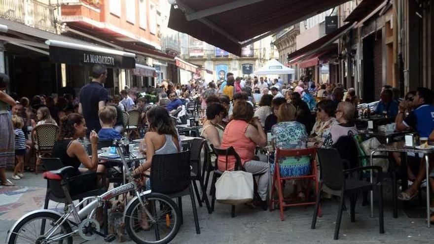 Terrazas en la vilagarciana calle de la Baldosa. // Noé Parga