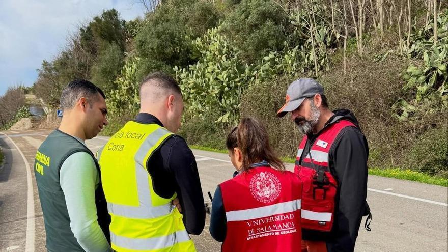 Técnicos de Geología de Salamanca analizan los derrumbes sufridos en la ladera de la Catedral de Coria