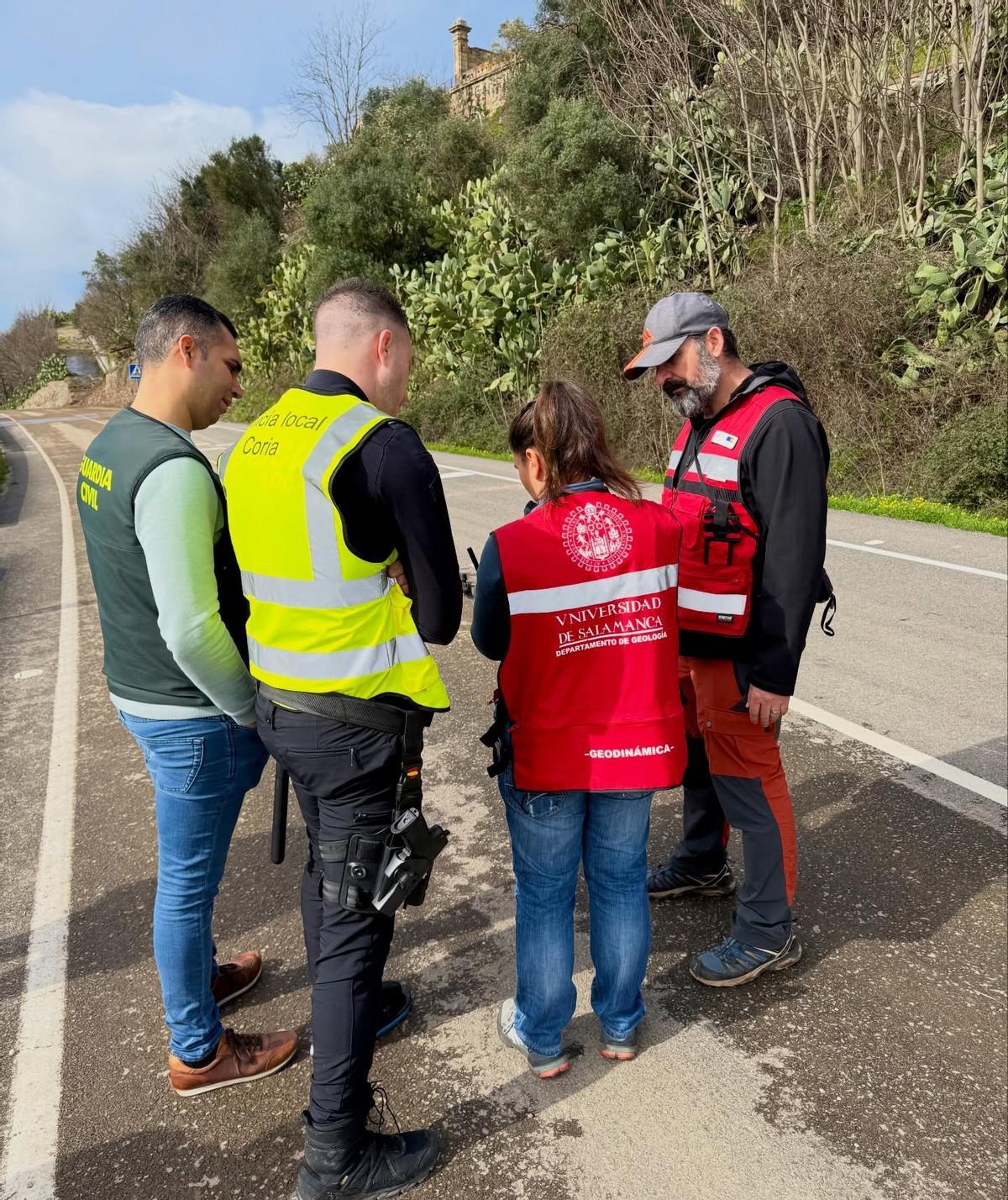 Técnicos llegados de Salamanca y policía local, en Coria.