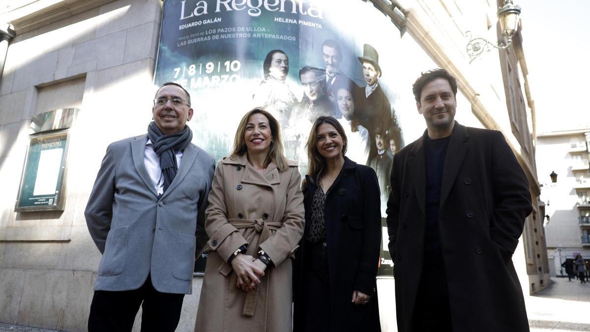 Eduardo Galán, Natalia Chueca, Ana Ruiz y Alex Gadea, este miércoles en el Teatro Principal de Zaragoza.