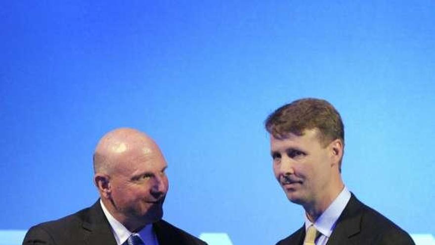 Ballmer y Siillasmaa, ayer, tras firmar el acuerdo. / lehtikuva