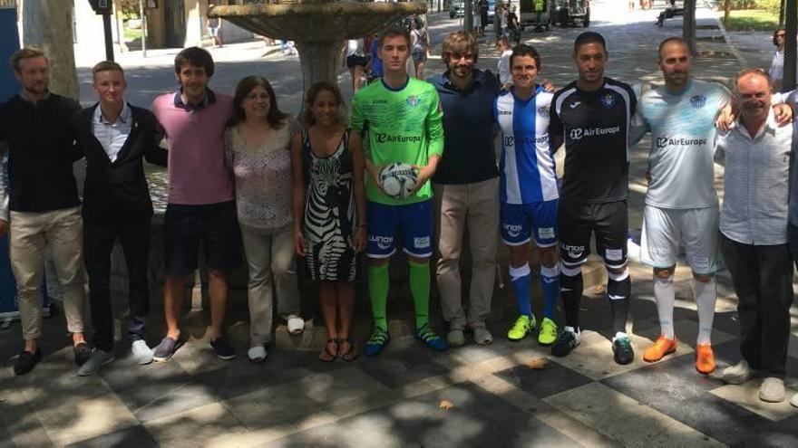 Auslestia, Carl Klaus, Fullana y Malik posan en La Rambla con las nuevas camisetas junto con la directiva del Atlético Baleares.