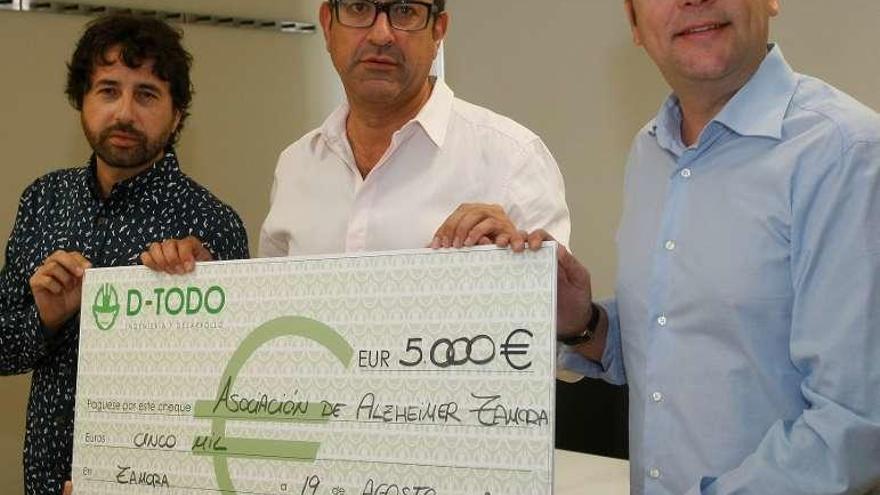 Del Río, García Bernal y Prieto, con el cheque.