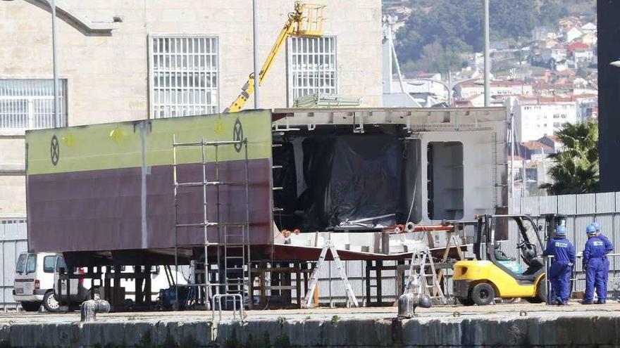 Operarios trabajando ayer en el bloque situado en el muelle de trasatlánticos. // Ricardo Grobas