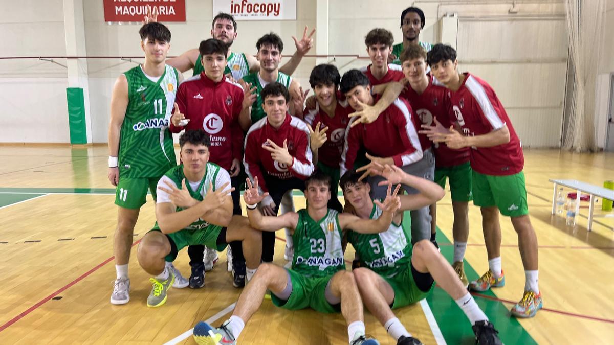 La plantilla del Anagan celebra la victoria en el derbi ante el CBZ.