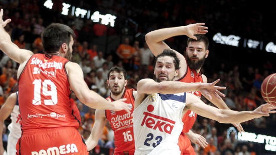 Sergio Llull (d), ante Bojan Dubljevic (d. atrás), y Fernando San Emeterio (i),