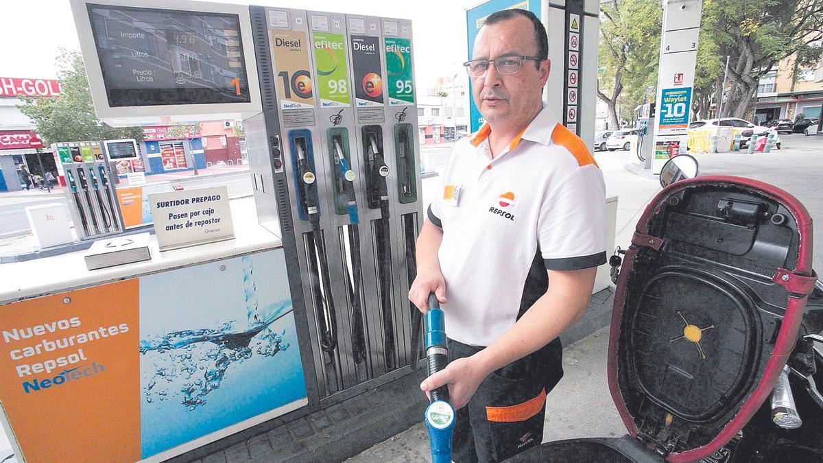 Un conductor reposta en la gasolinera de la avenida Miguel de Cervantes.