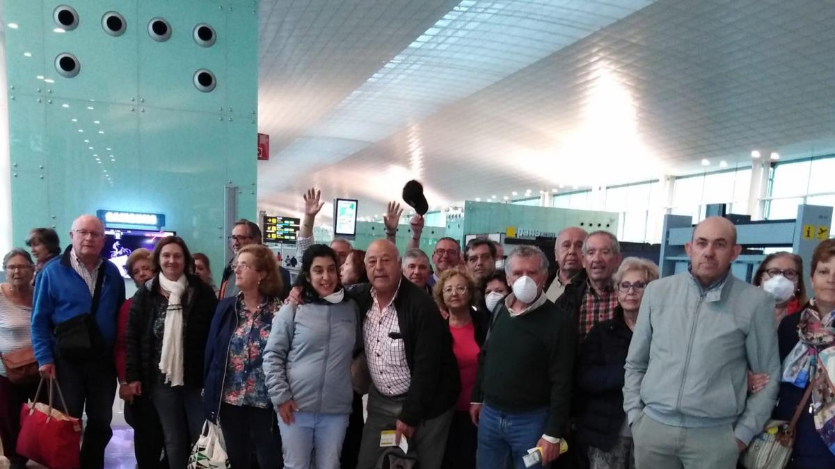 Una treintena de mayores cordobeses, a la espera de vuelo en el aeropuerto del Prat