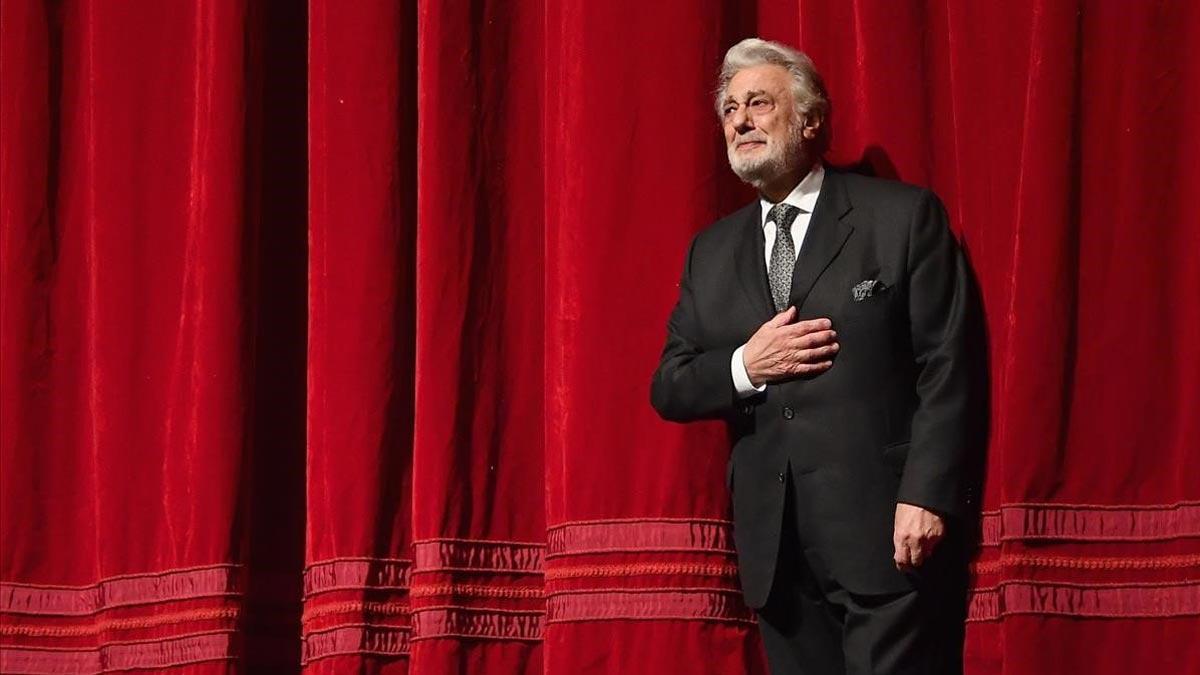 Plácido Domingo, acusado de acoso sexual por ocho cantantes y una bailarina.