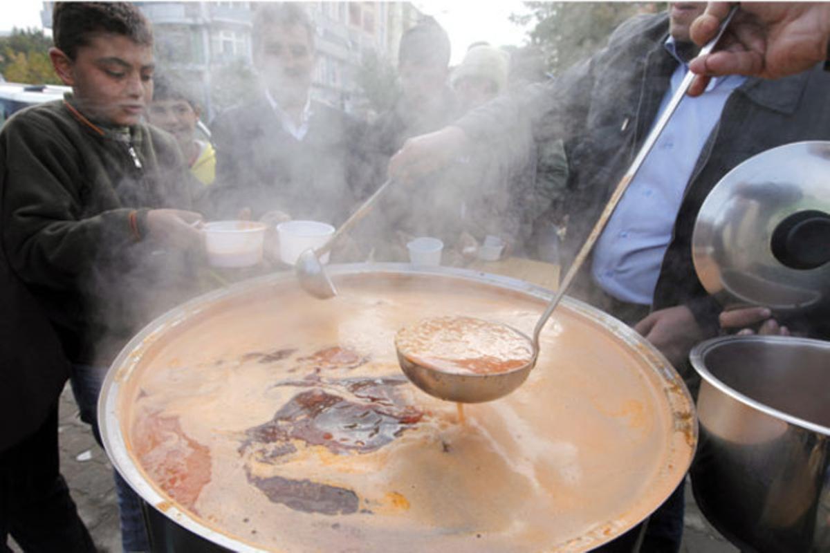 Diverses persones esperen per rebre sopa en un carrer, després de perdre les seves vivendes durant el terratrèmol que es va registrar diumenge a l’est de Turquia.
