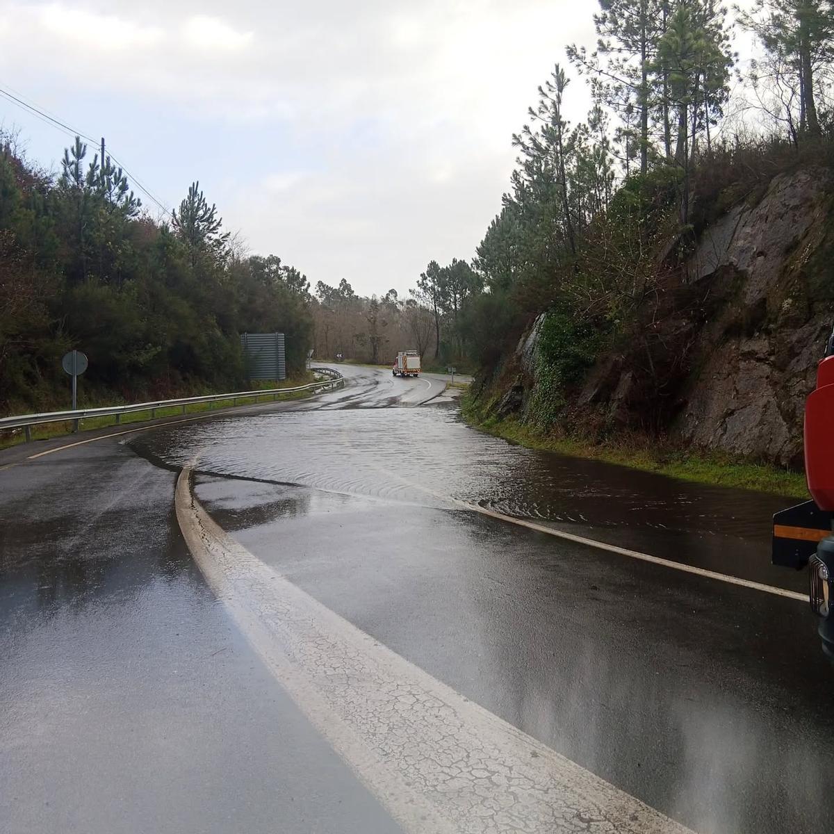 Carretera cortada en Padron