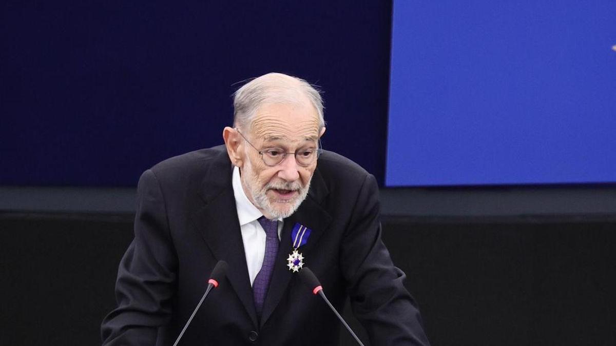 La Eurocámara estrena su Orden Europea al Mérito homenajeando a Merkel, Walesa y Solana