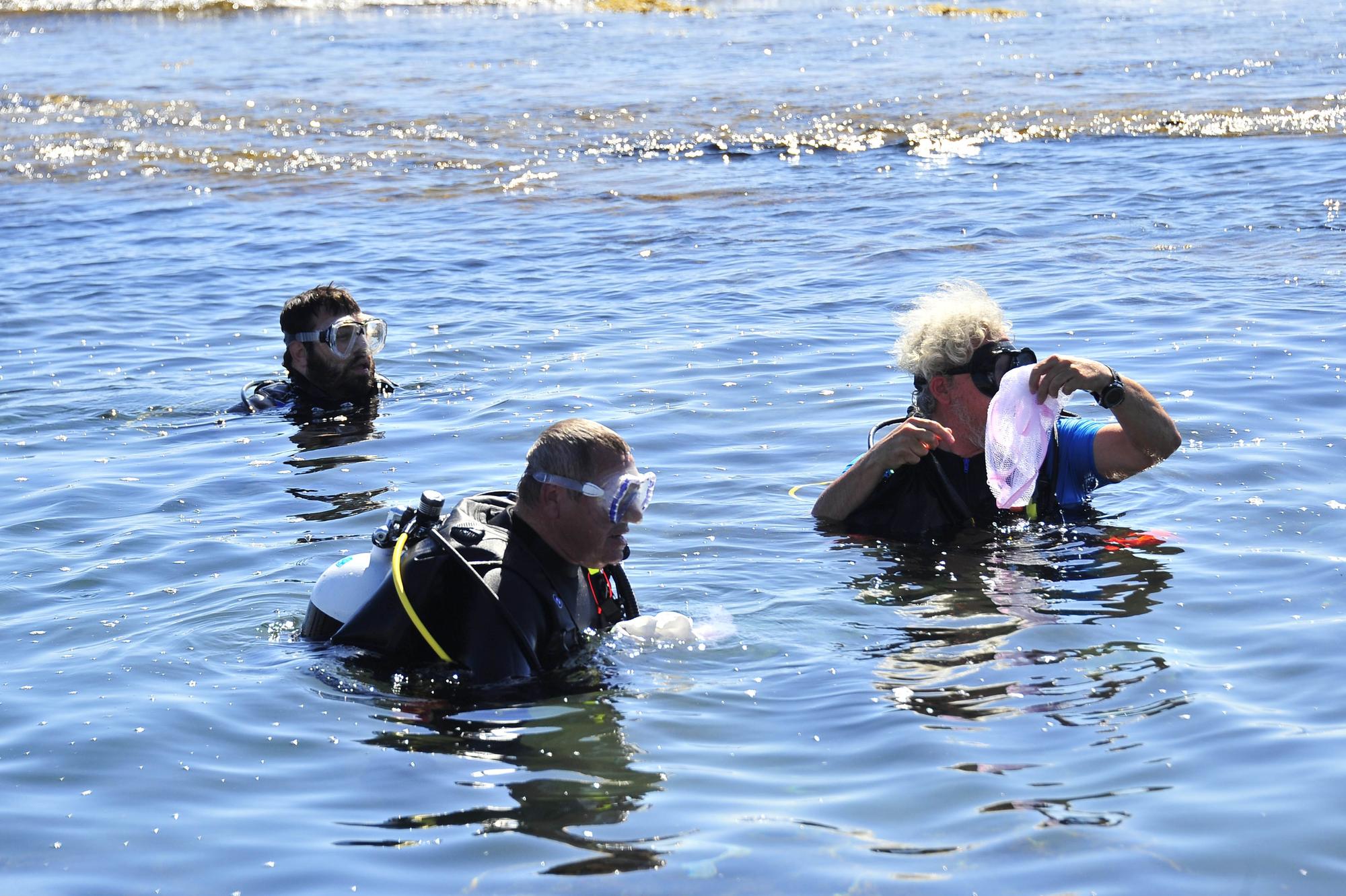 Recogida de plásticos en el fondo marino en la Playa del Carabassi