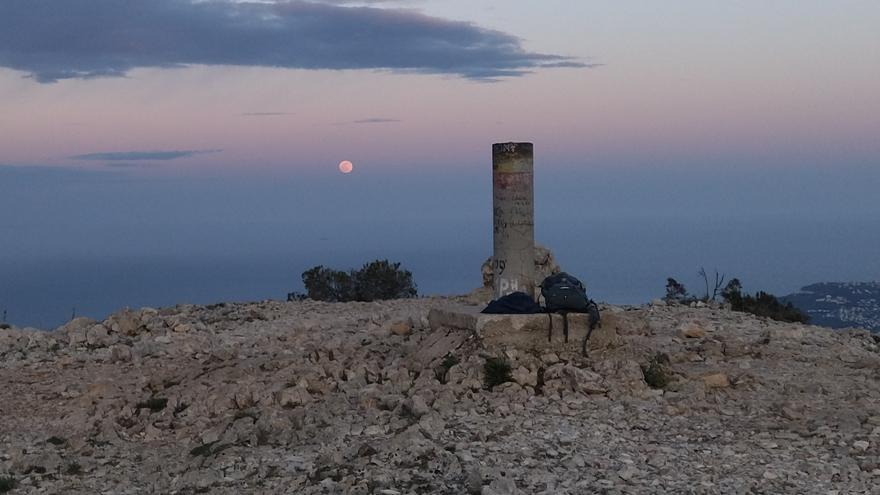 La &#039;Luna Rosa&#039; y el espectacular ocaso, desde el Montgó