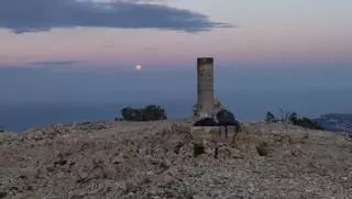 La 'Luna Rosa' y el espectacular ocaso, desde el Montgó