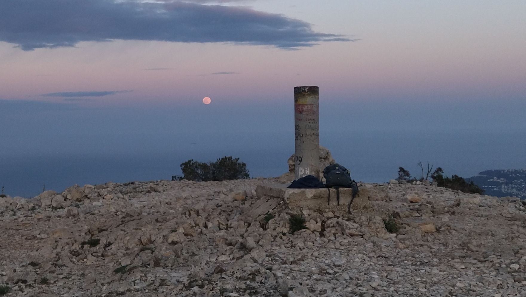 La &#039;Luna Rosa&#039; y el espectacular ocaso, desde el Montgó