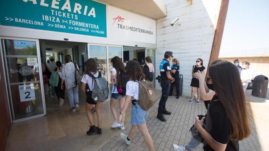 Los alumnos acceden ordenadamente a la estación marítima en Sant Antoni.