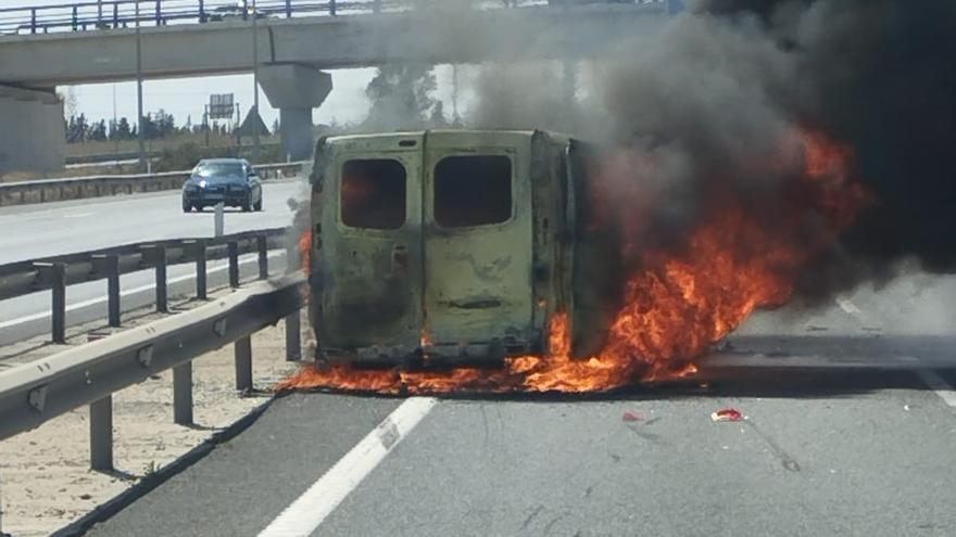 Un choque múltiple en la A-7 deja fuego en la carretera, cuatro heridos y cuatro kilómetros de atascos