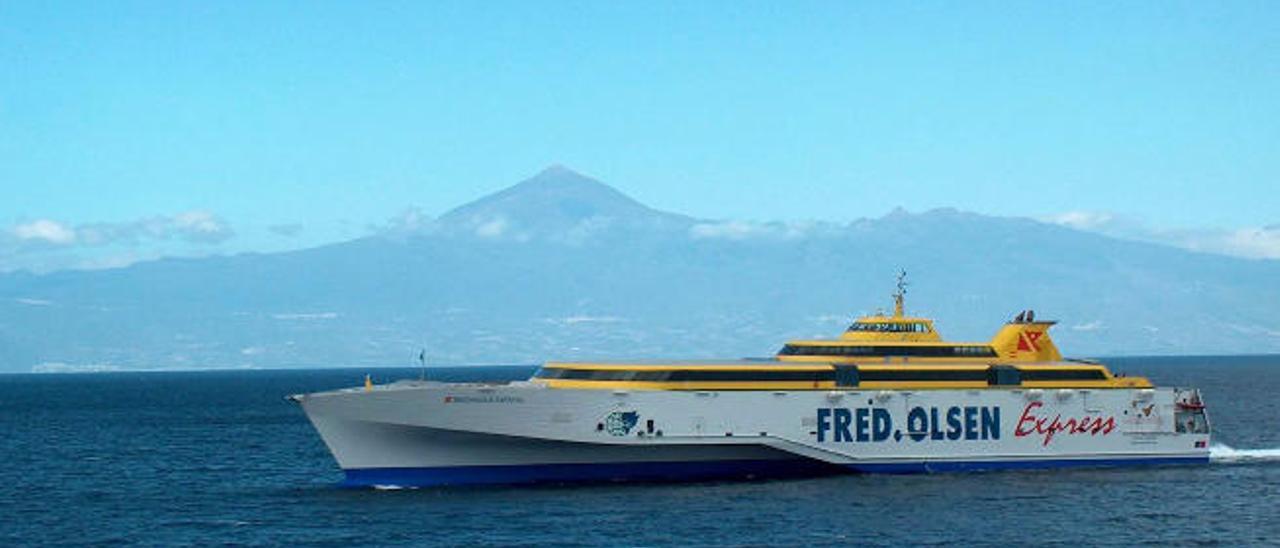 El trimarán &#039;Benchijigua Express&#039; de Fred. Olsen, en un trayecto interinsular.