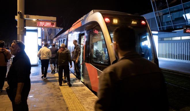 En imágenes | La huelga del tranvía no condiciona el final de las fiestas del pilar