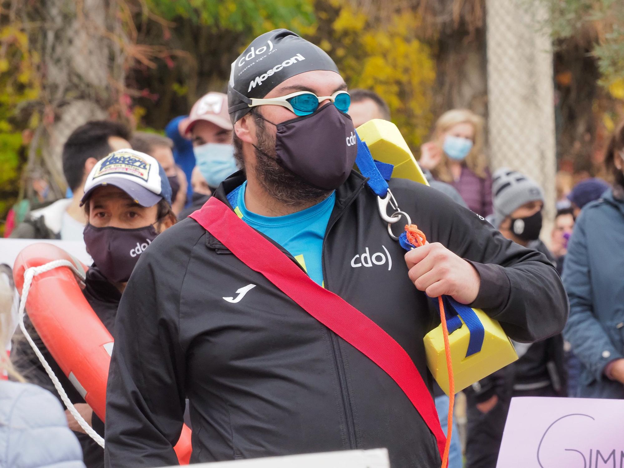 Concentración de los trabajadores de los centros deportivos contra el cierre decretado por la Junta