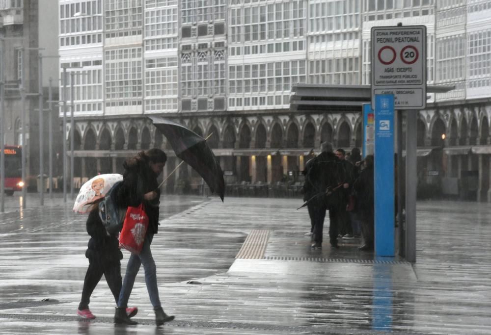 Meteorología adversa en una jornada de aviso naranja por lluvia con acumulaciones de hasta 80 litros por metro cuadrado, fuertes rachas de viento y fenómenos costeros en A Coruña.