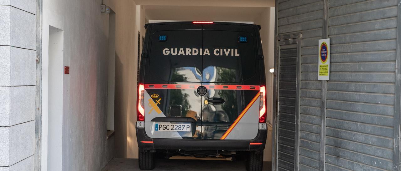 Los detenidos llegan a los Juzgados de Ibiza en un furgón de la Guardia Civil, esta noche.