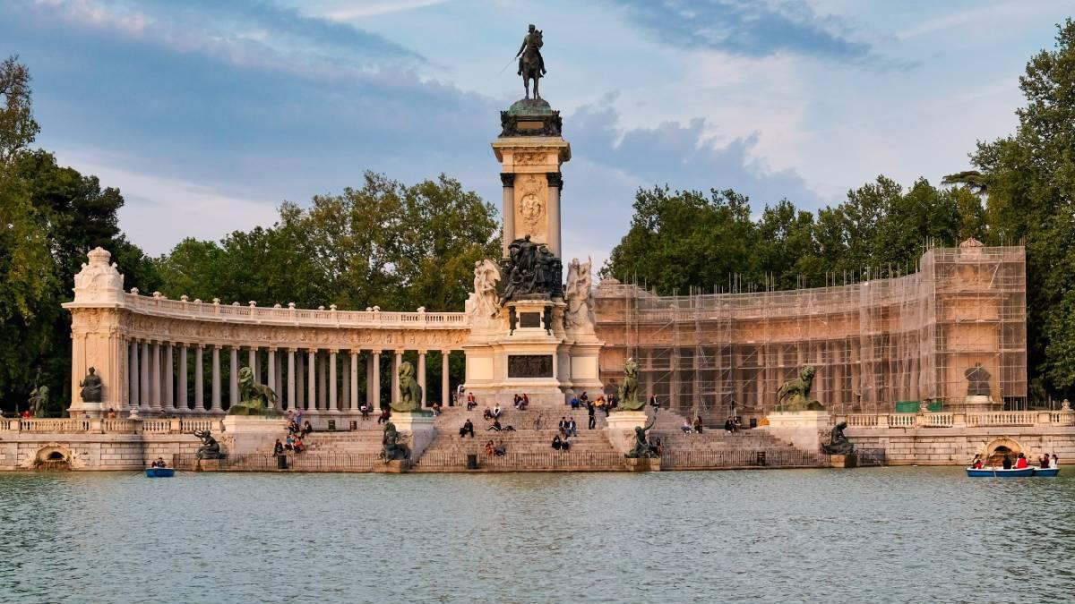 El estanque y el monumento al rey Alfonso XII, uno de los espacios más fotografiados de El Retiro