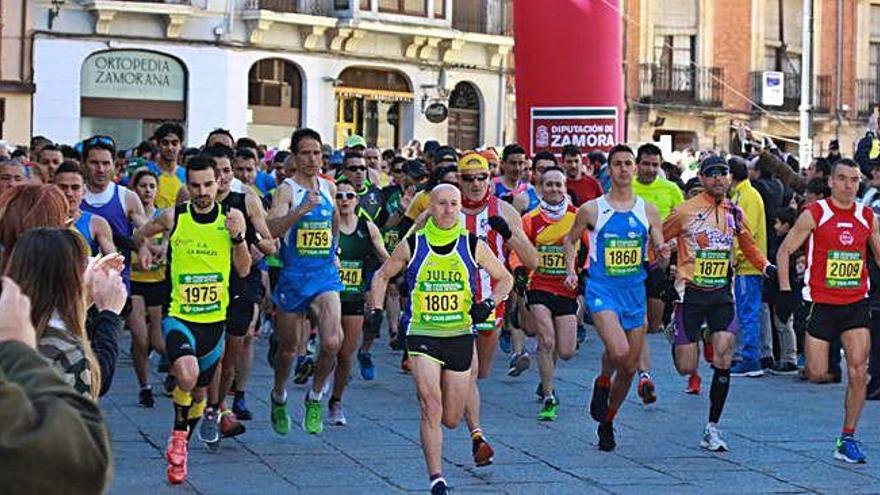 Los atletas toman la salida de la última edición de esta prueba.