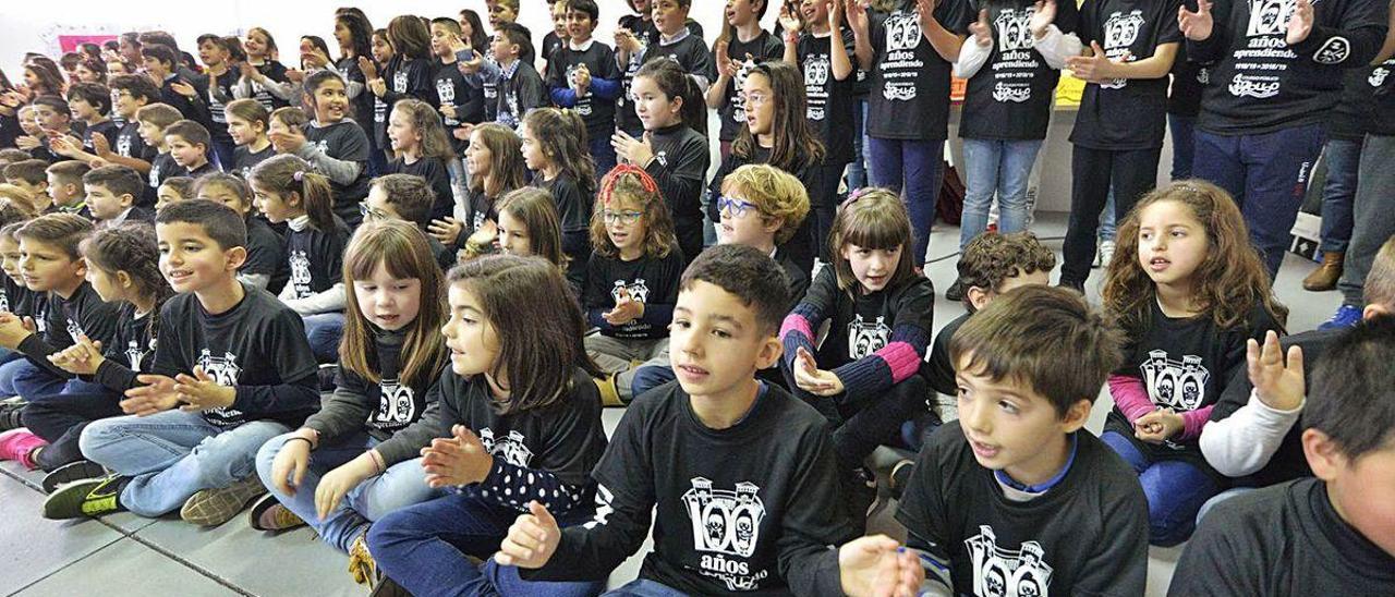 Alumnos en el colegio de Sabugo durante una actividad.