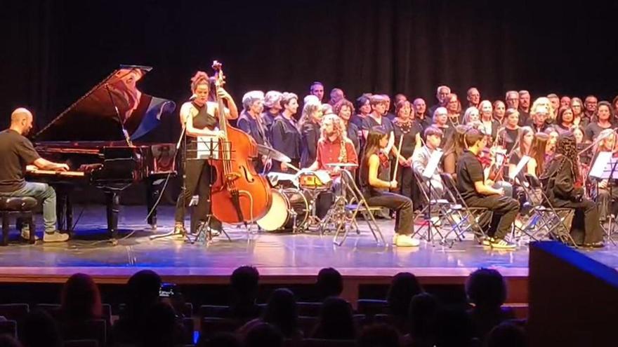 O pianista Xan Campos e o coro e orquestra do Conservatorio e Escola de Música amenizan a Festa da Cultura de Cangas