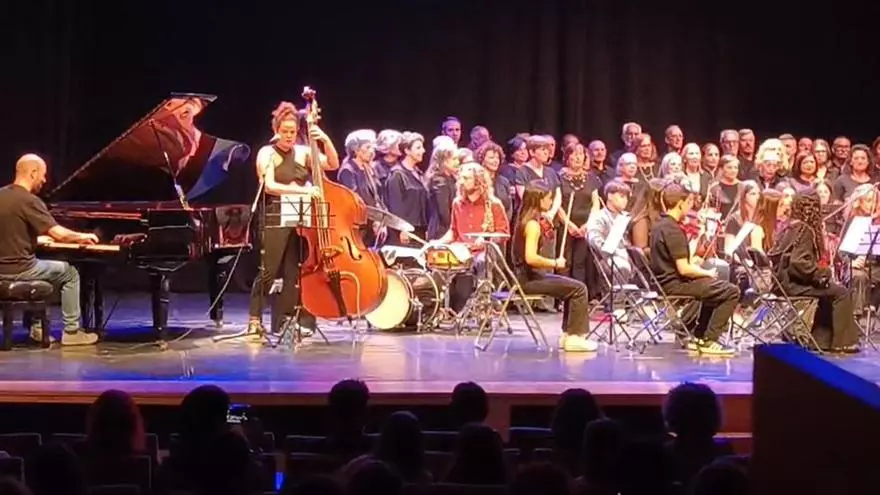 O pianista Xan Campos e o coro e orquestra do Conservatorio e Escola de Música amenizan a Festa da Cultura de Cangas