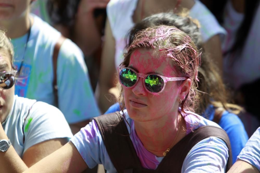 Más de 3.000 personas sufrieron los "cañonazos" de pintura líquida de todos los colores en la primera fiesta "Midnight Water Colour" de Galicia