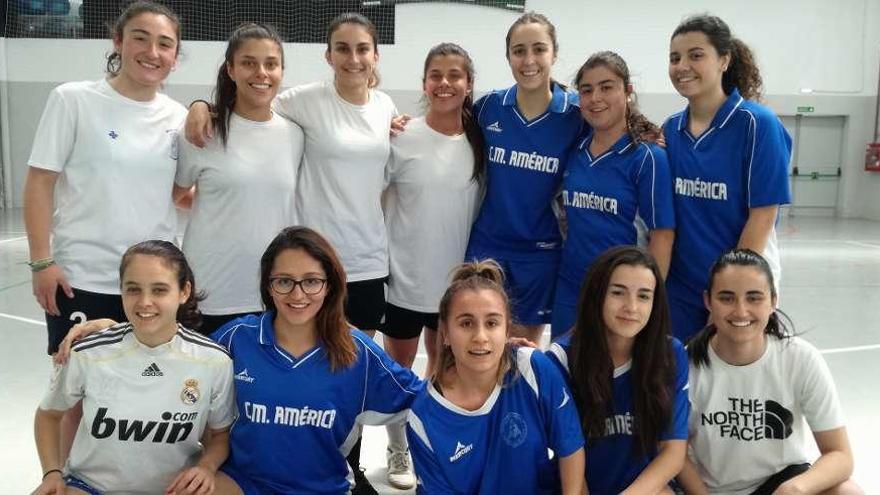 Las componentes de los equipos de Magisterio y CM América que disputaron la final de la Liga femenina de fútbol sala.