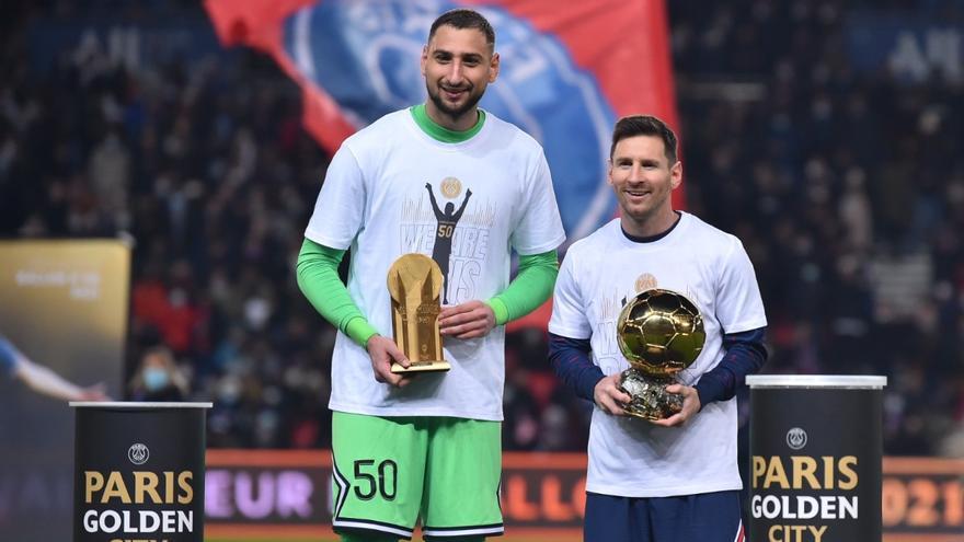 Así ha salido Messi al Parque de los Príncipes y ha entregado el Balón de Oro a la afición del PSG