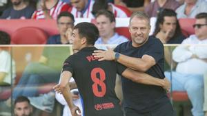 Pedri acude a celebrar con Flick su gol ante el Girona.