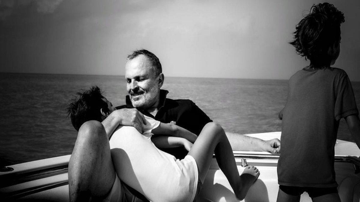 Miguel Bosé disfruta de una jornada en barco junto a dos de sus hijos | Bekia