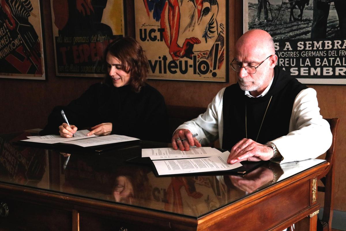 Gemma Ubasart, i l'abat de Poblet, Octavi Vilà, en una imatge d'arxiu.