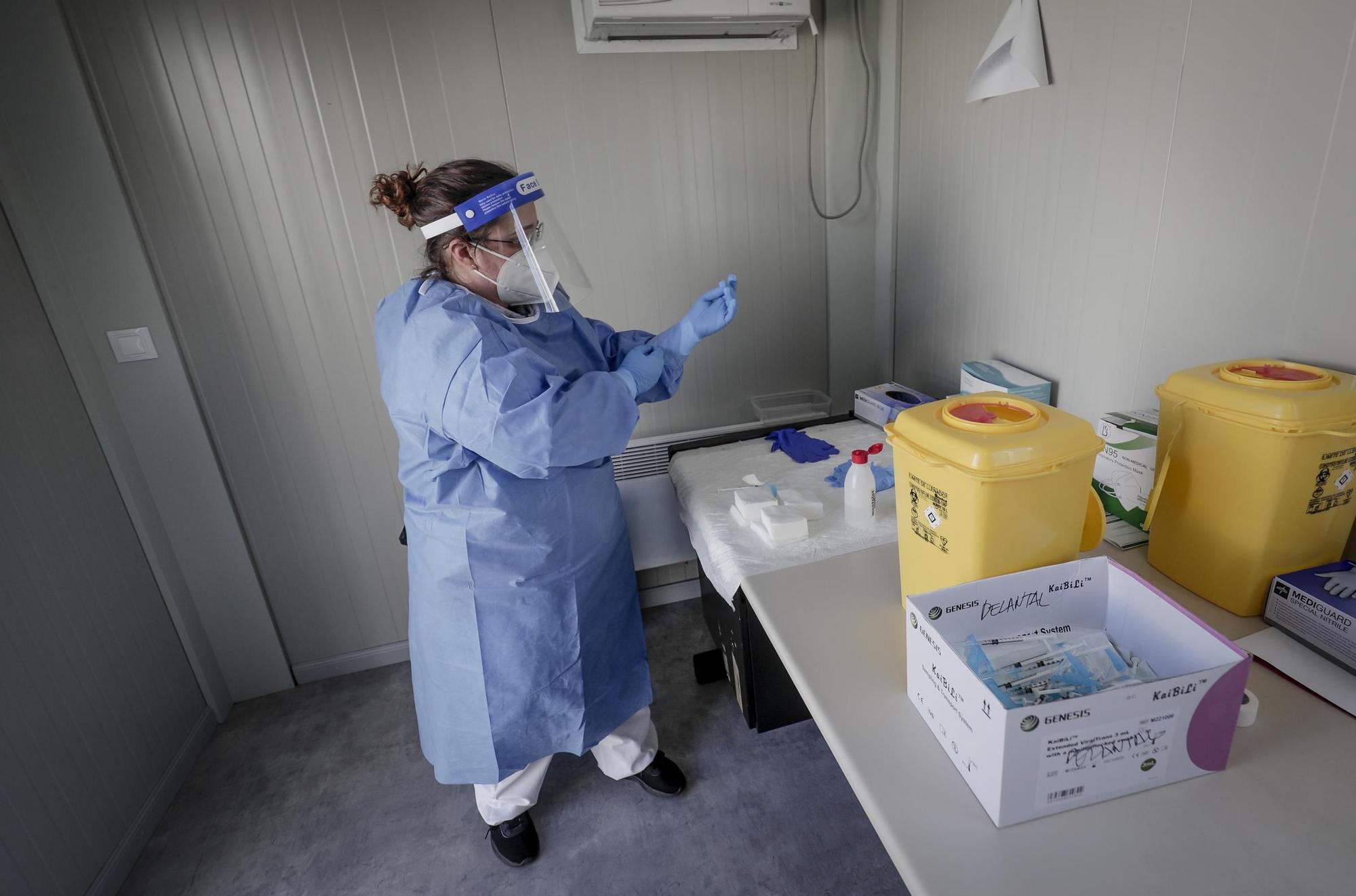 Arranca la vacunación de sanitarios que trabajan en 'primera línea covid'