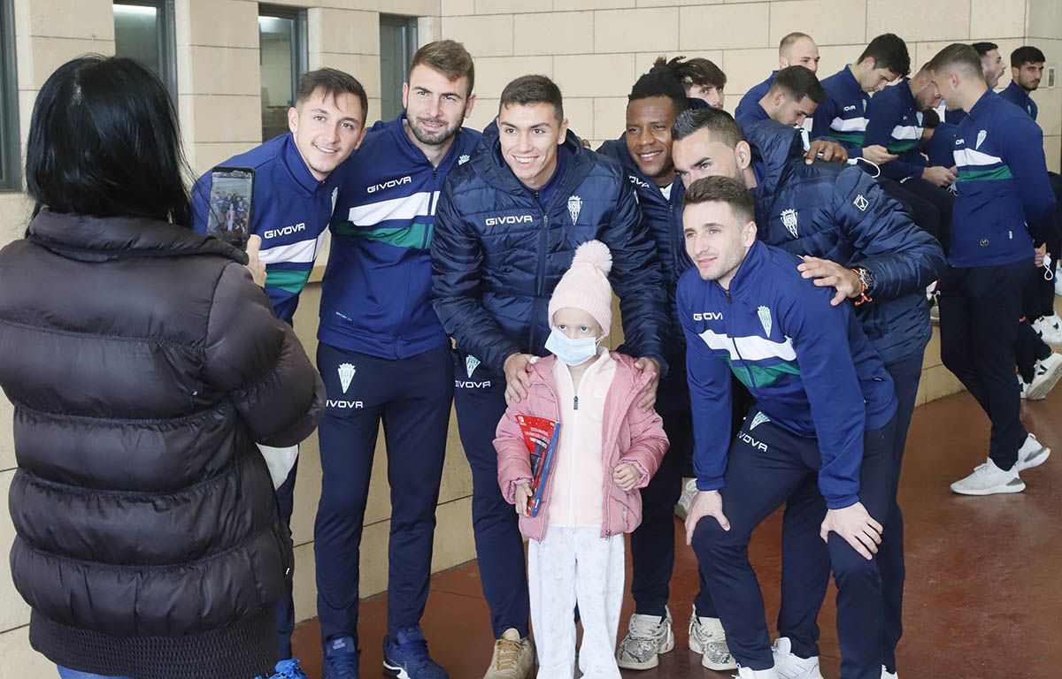 La visita del Córdoba CF al Hospital Reina Sofía en imágenes