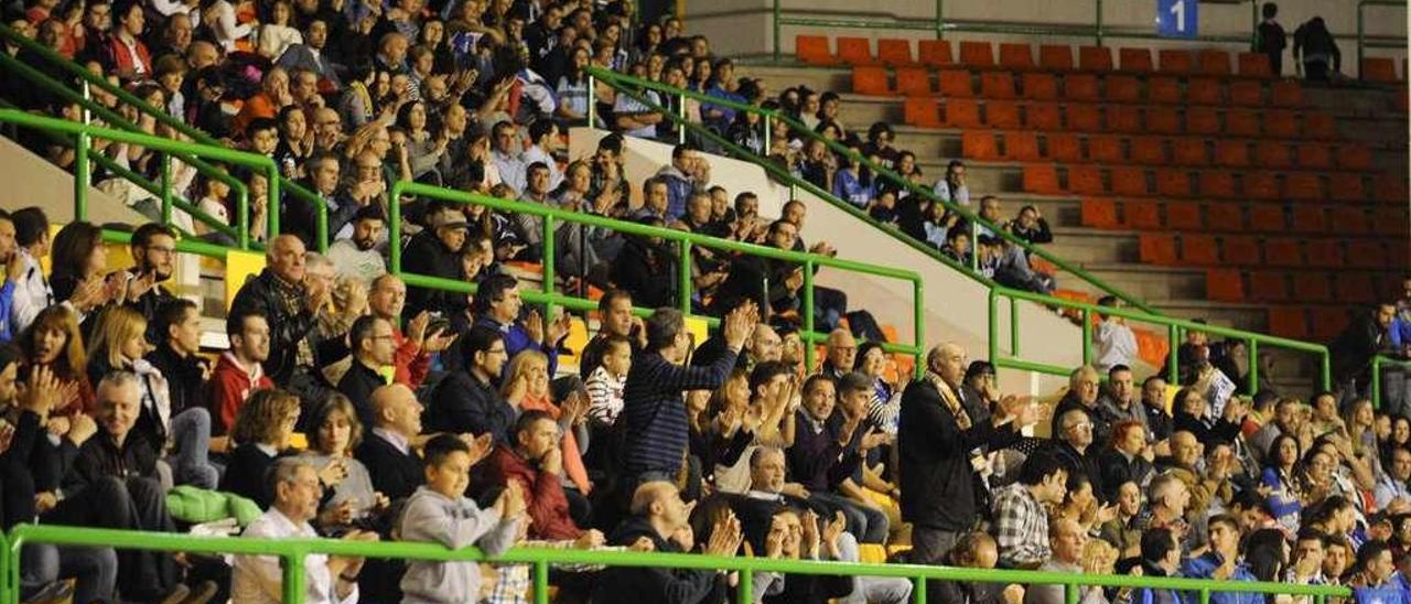 Los aficionados aplauden una de las acciones del partido de ayer en el Paco Paz. // B. Lorenzo