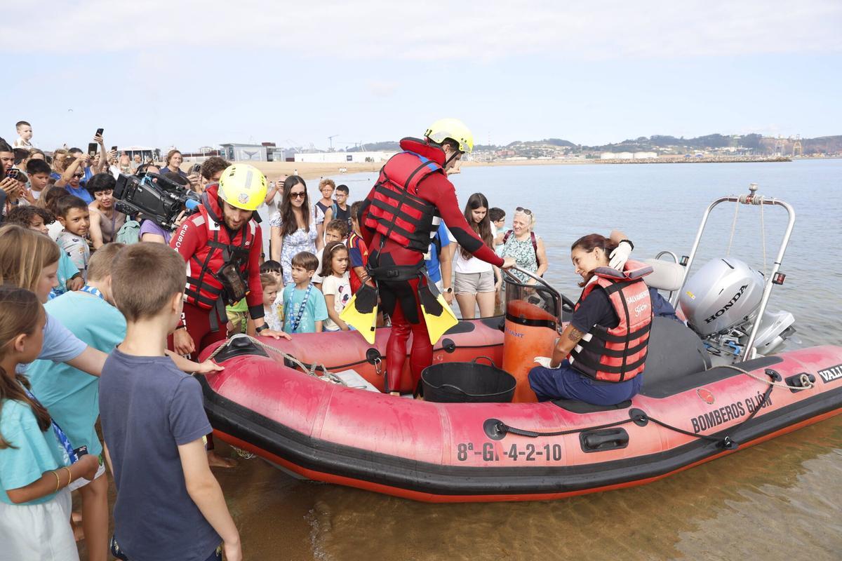 La vuelta al mar de la tortuga lora rescatada en Gijón tras recuperarse en el Acuario, en imágenes La vuelta al mar de la tortuga lora rescatada en Gijón tras recuperarse en el Acuario, en imágenes